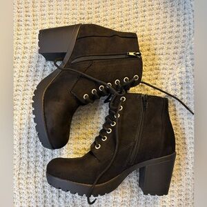 Source Unknown Dark Lace-Up Ankle Boots